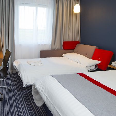 Holiday Inn Express London - Epsom Downs By Ihg Buitenkant foto