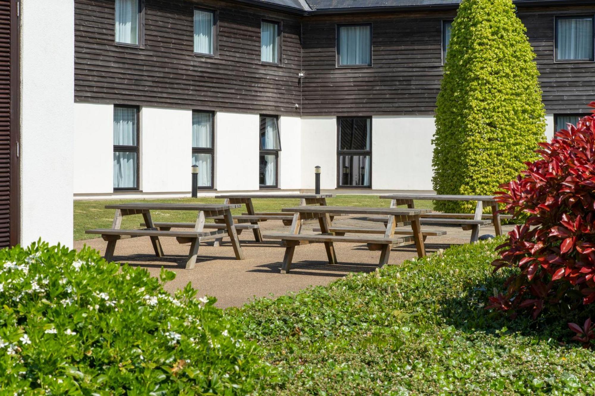 Holiday Inn Express London - Epsom Downs By Ihg Buitenkant foto