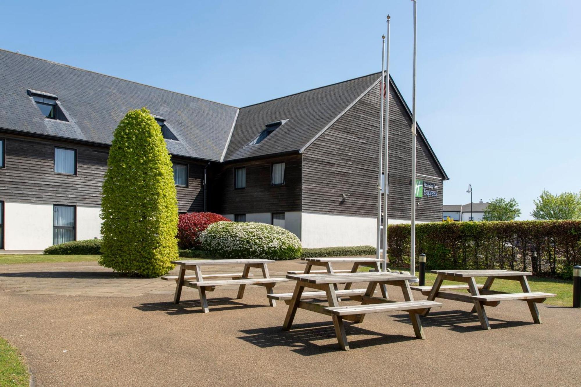 Holiday Inn Express London - Epsom Downs By Ihg Buitenkant foto