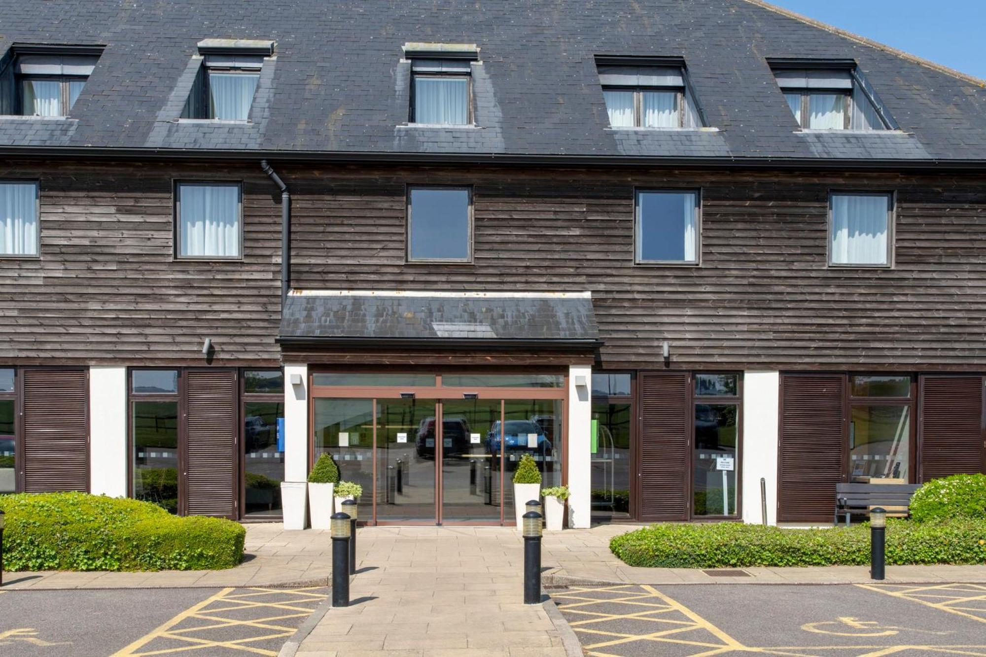 Holiday Inn Express London - Epsom Downs By Ihg Buitenkant foto