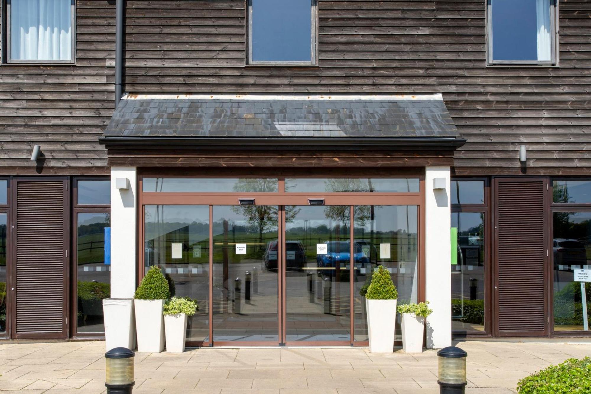 Holiday Inn Express London - Epsom Downs By Ihg Buitenkant foto