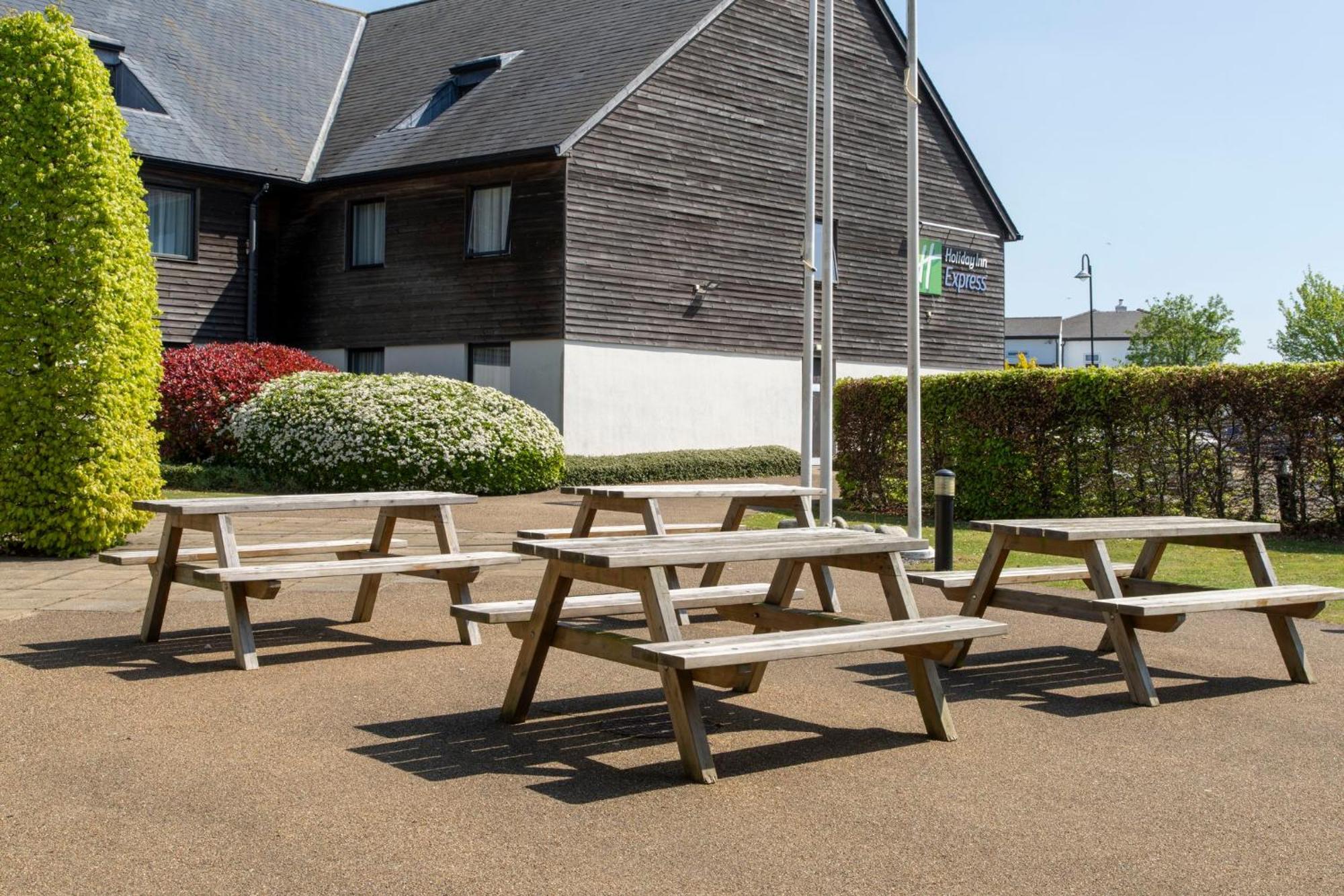 Holiday Inn Express London - Epsom Downs By Ihg Buitenkant foto