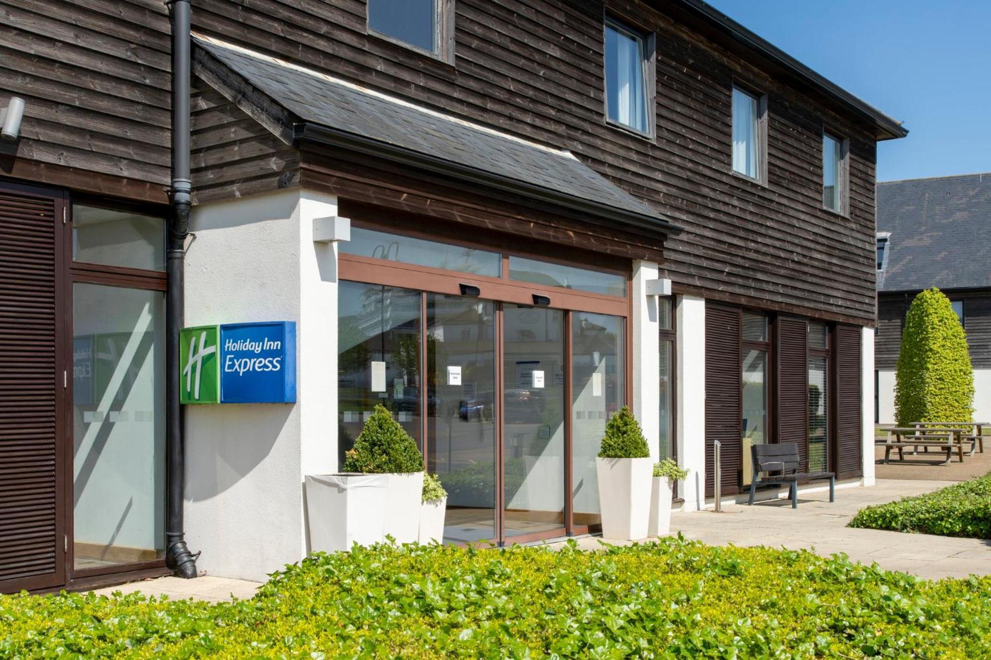 Holiday Inn Express London - Epsom Downs By Ihg Buitenkant foto