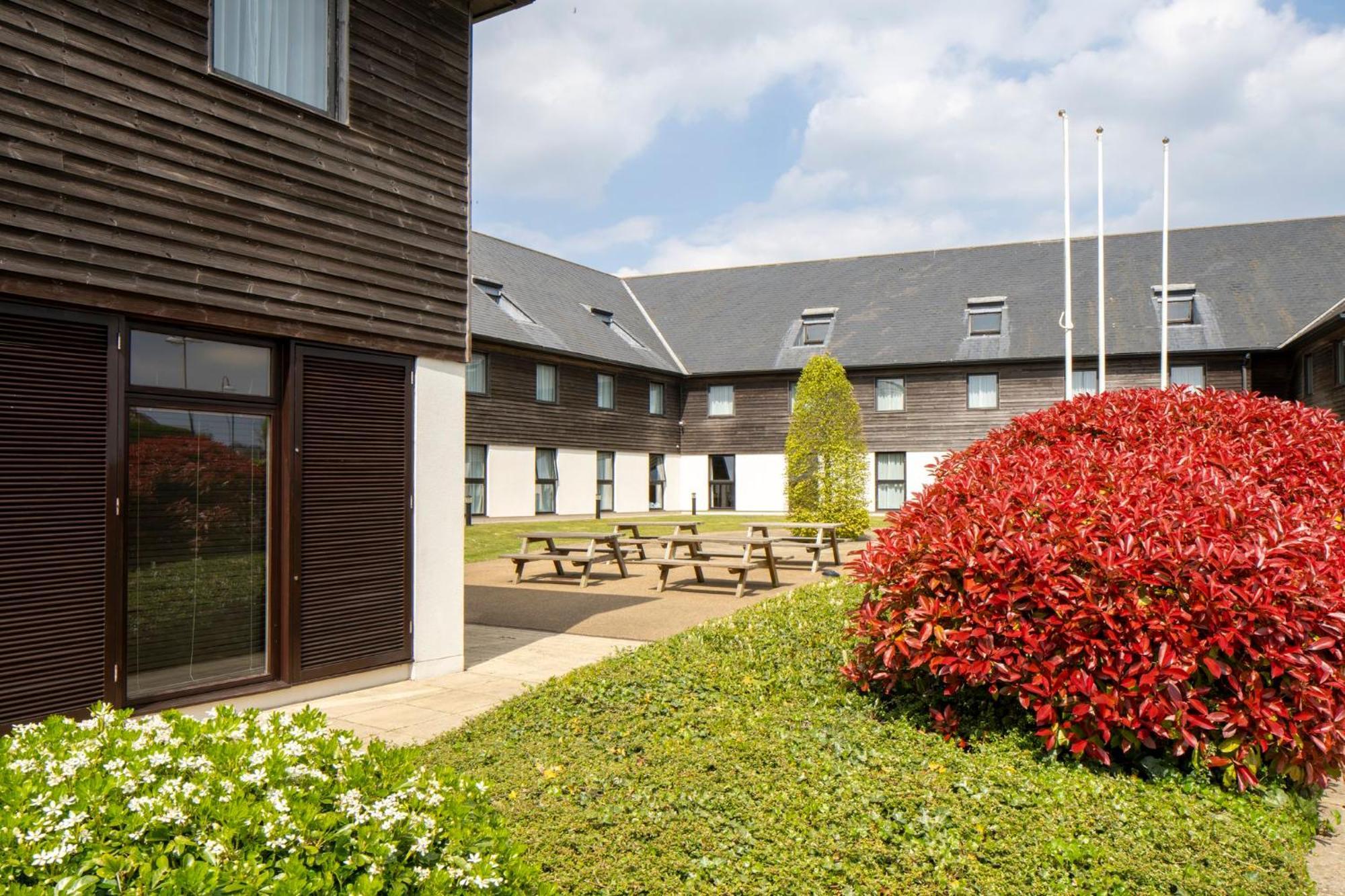 Holiday Inn Express London - Epsom Downs By Ihg Buitenkant foto