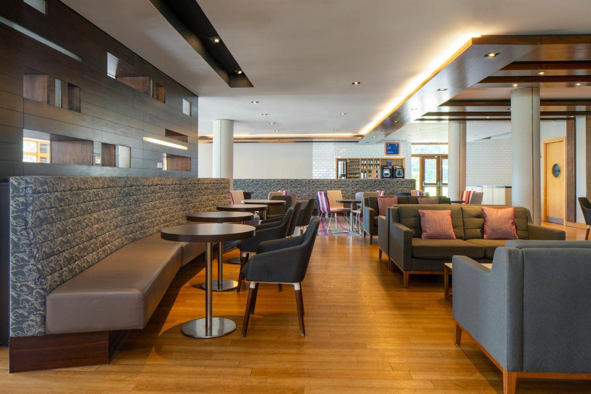Holiday Inn Express London - Epsom Downs By Ihg Buitenkant foto