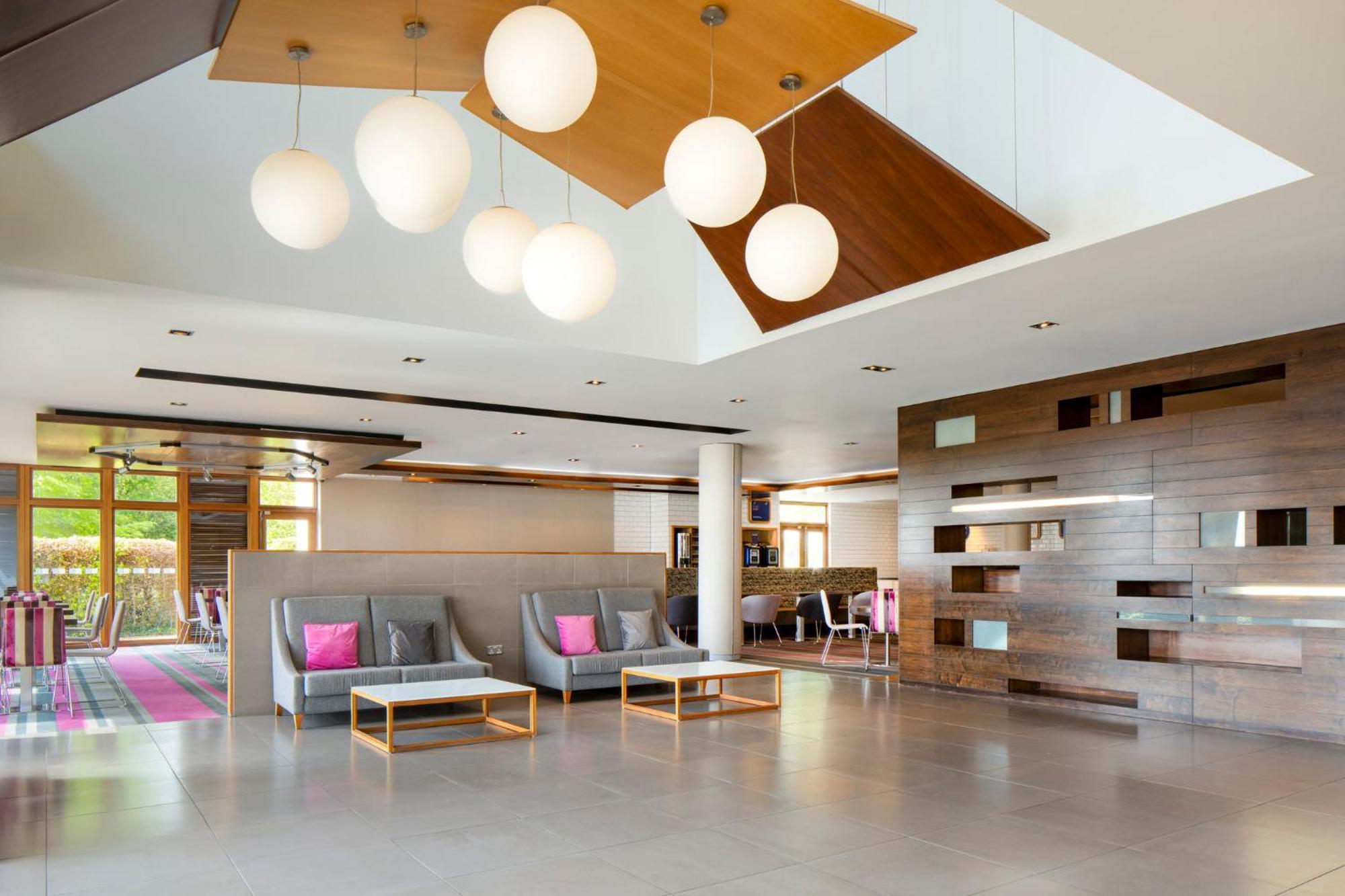 Holiday Inn Express London - Epsom Downs By Ihg Buitenkant foto
