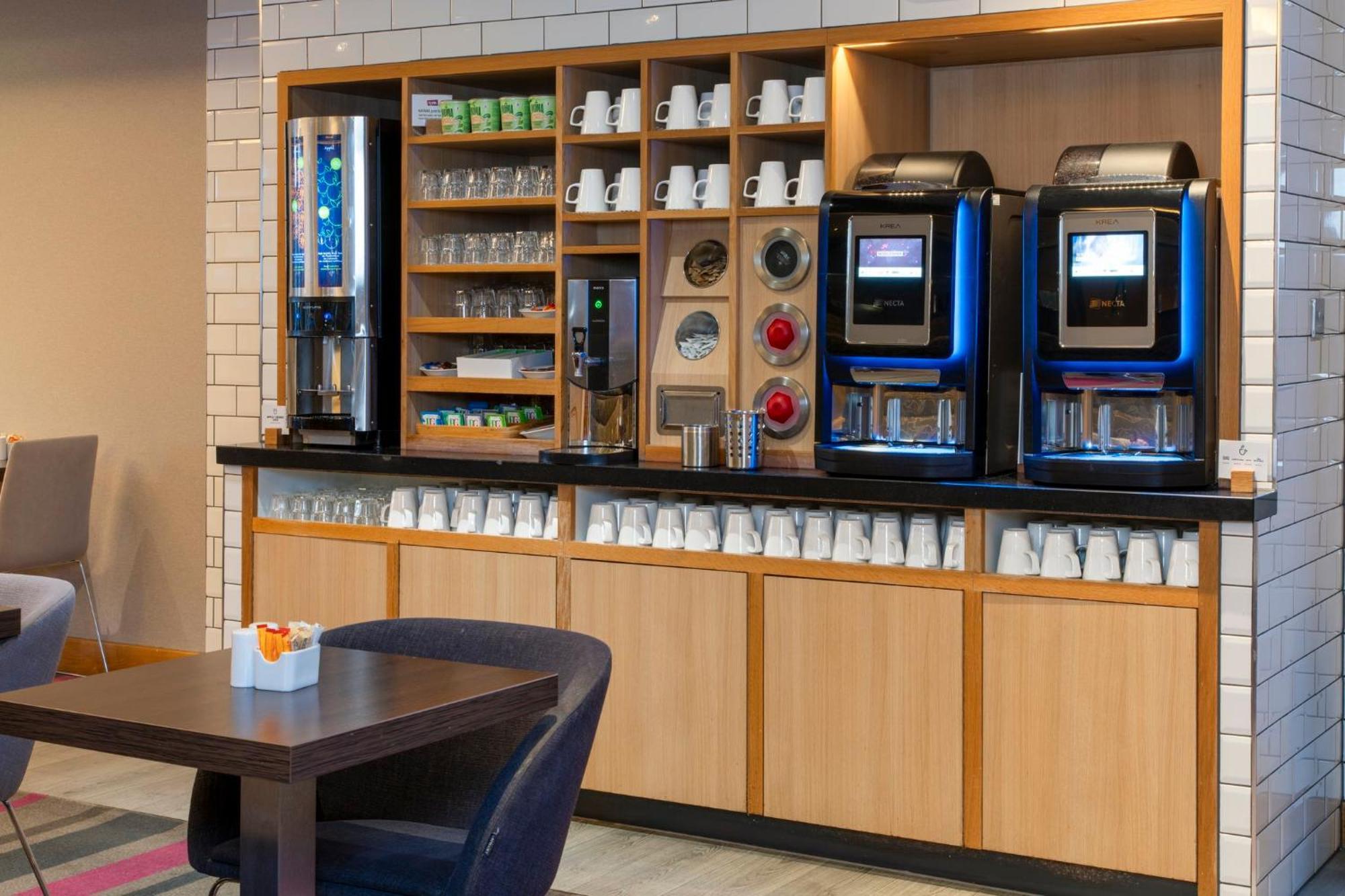 Holiday Inn Express London - Epsom Downs By Ihg Buitenkant foto