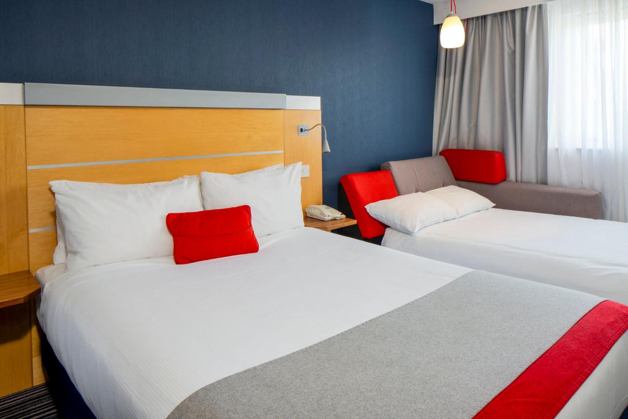Holiday Inn Express London - Epsom Downs By Ihg Buitenkant foto