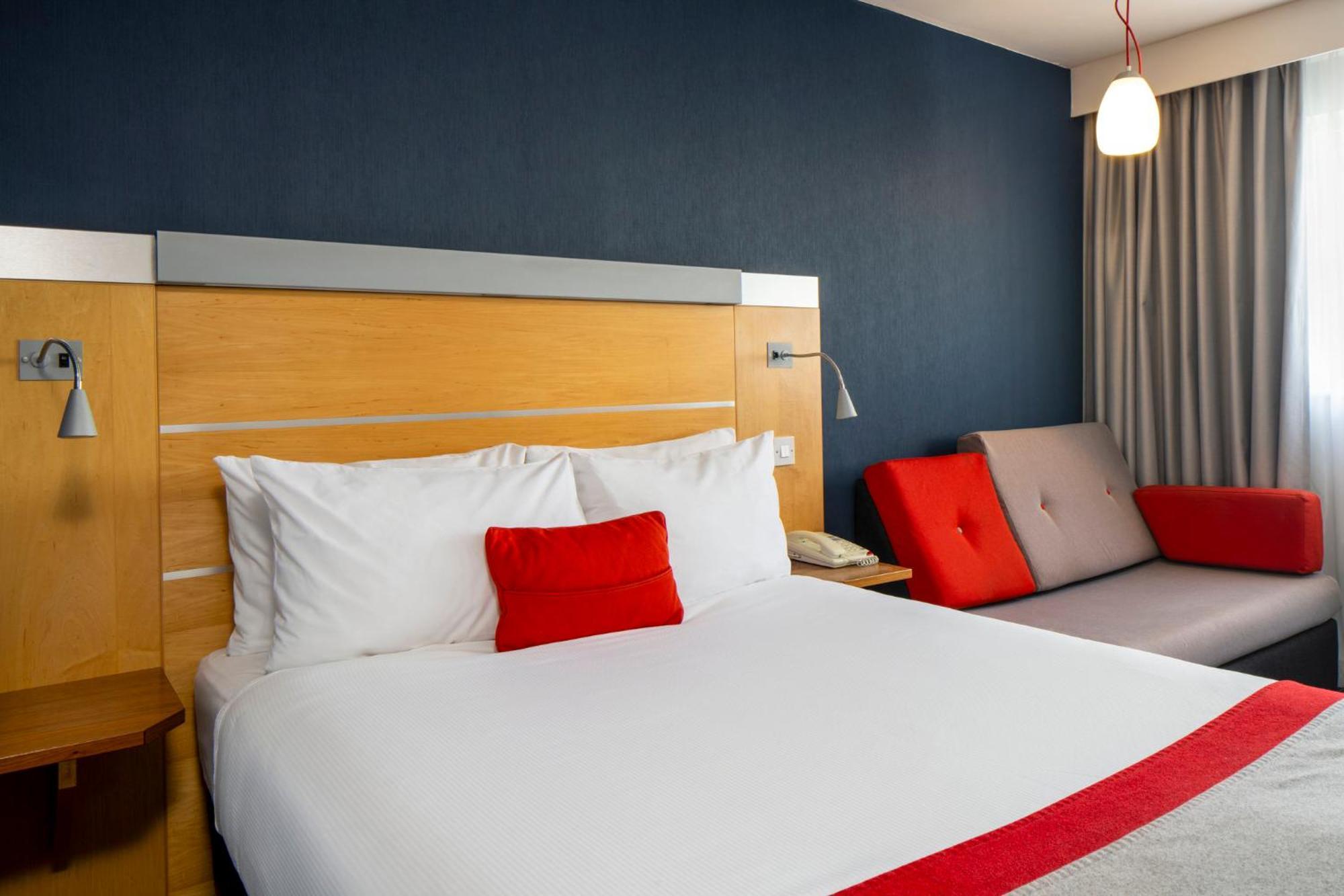 Holiday Inn Express London - Epsom Downs By Ihg Buitenkant foto