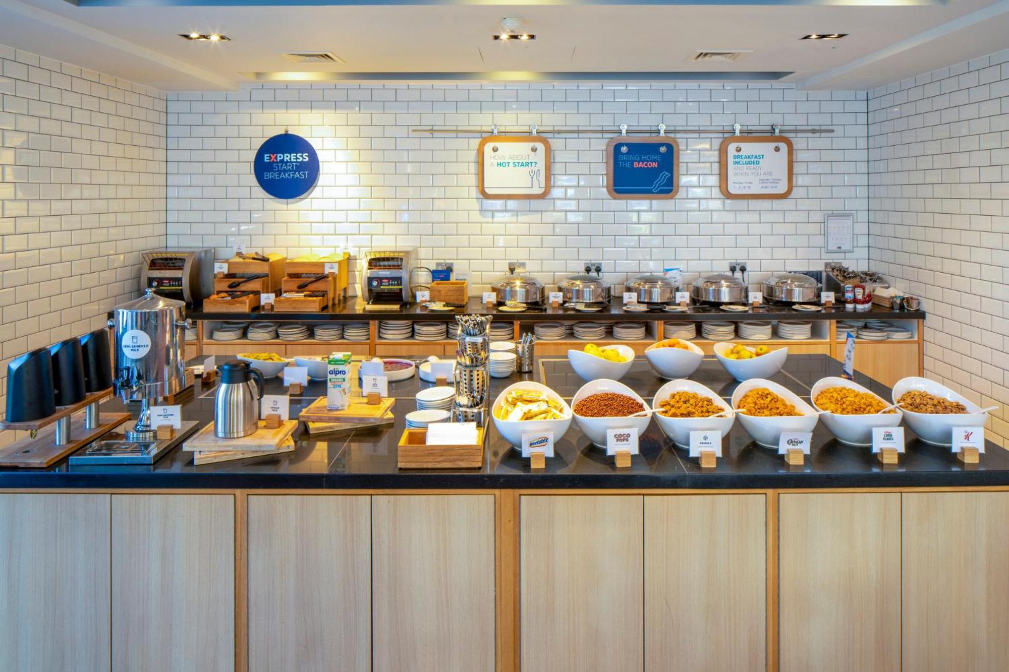 Holiday Inn Express London - Epsom Downs By Ihg Buitenkant foto