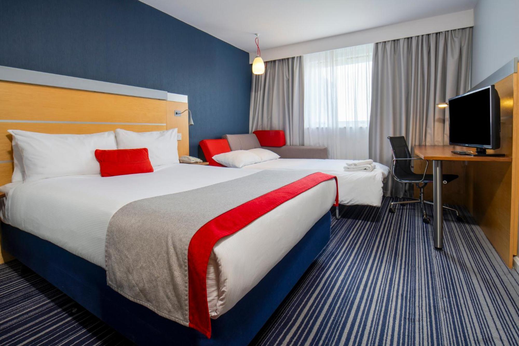 Holiday Inn Express London - Epsom Downs By Ihg Buitenkant foto