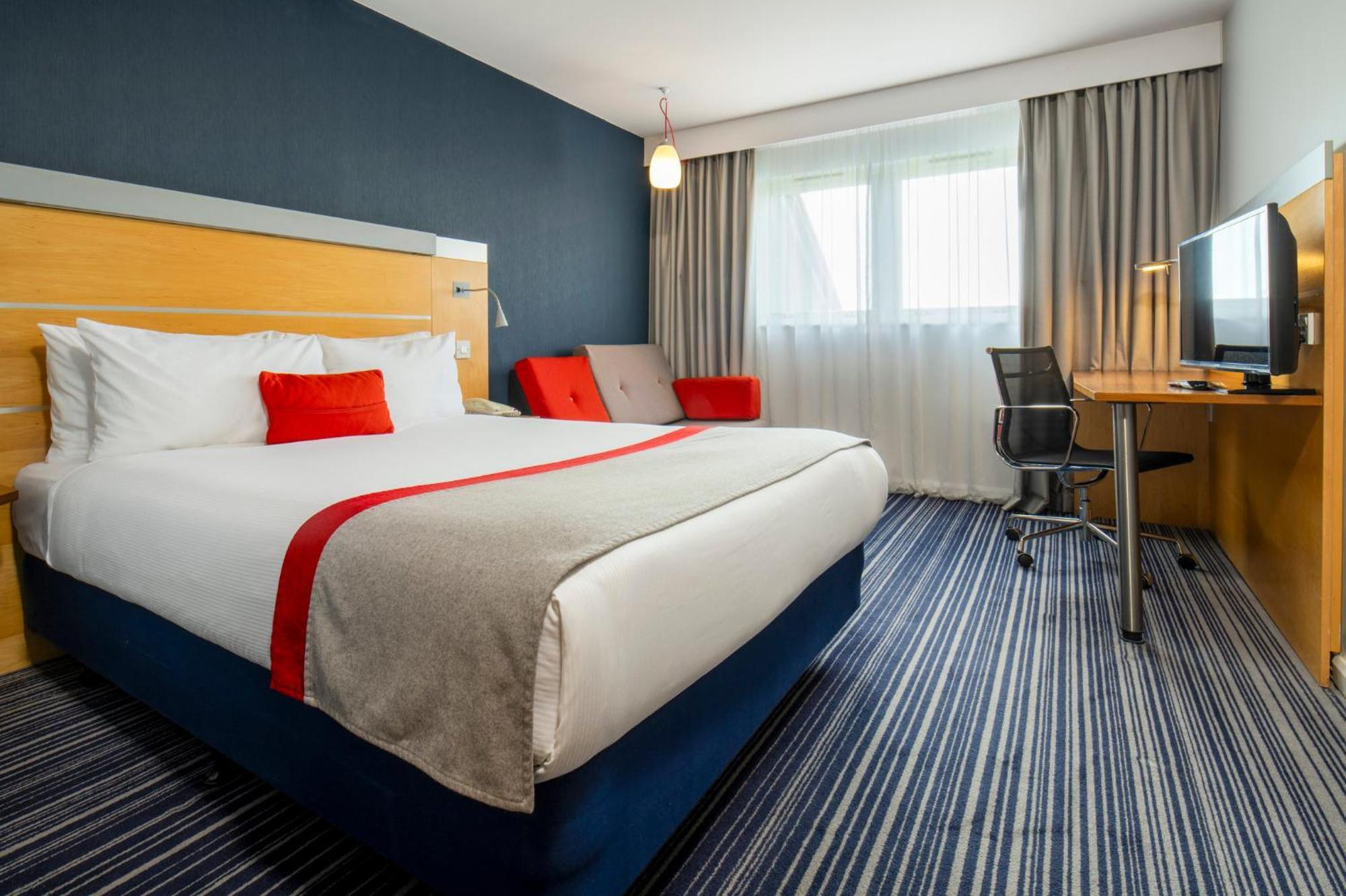 Holiday Inn Express London - Epsom Downs By Ihg Buitenkant foto