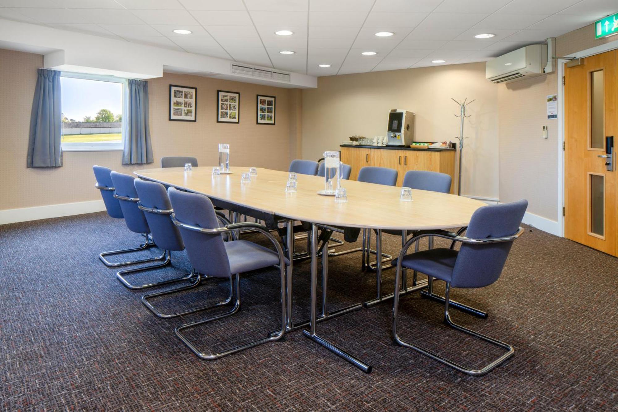 Holiday Inn Express London - Epsom Downs By Ihg Buitenkant foto