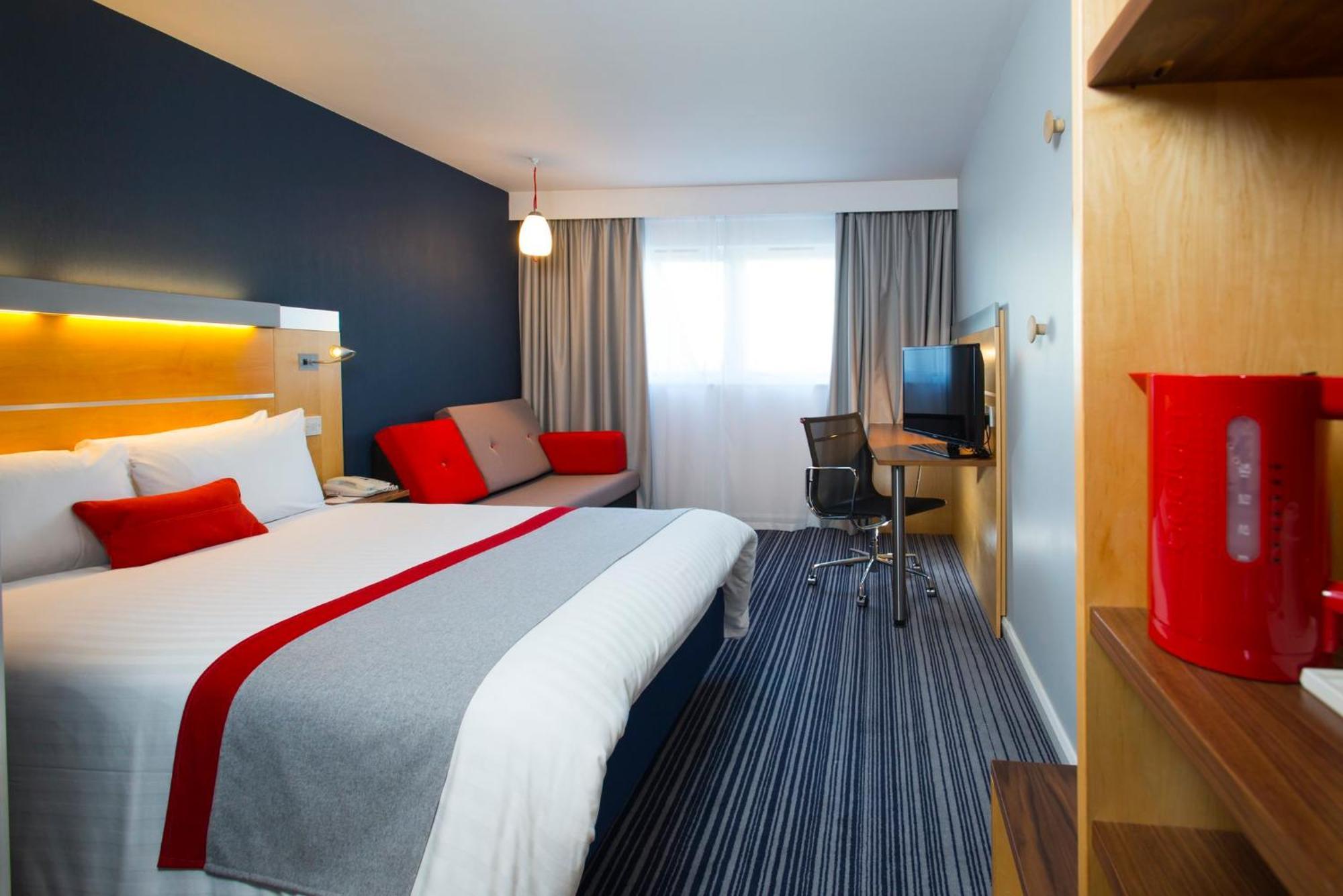 Holiday Inn Express London - Epsom Downs By Ihg Buitenkant foto