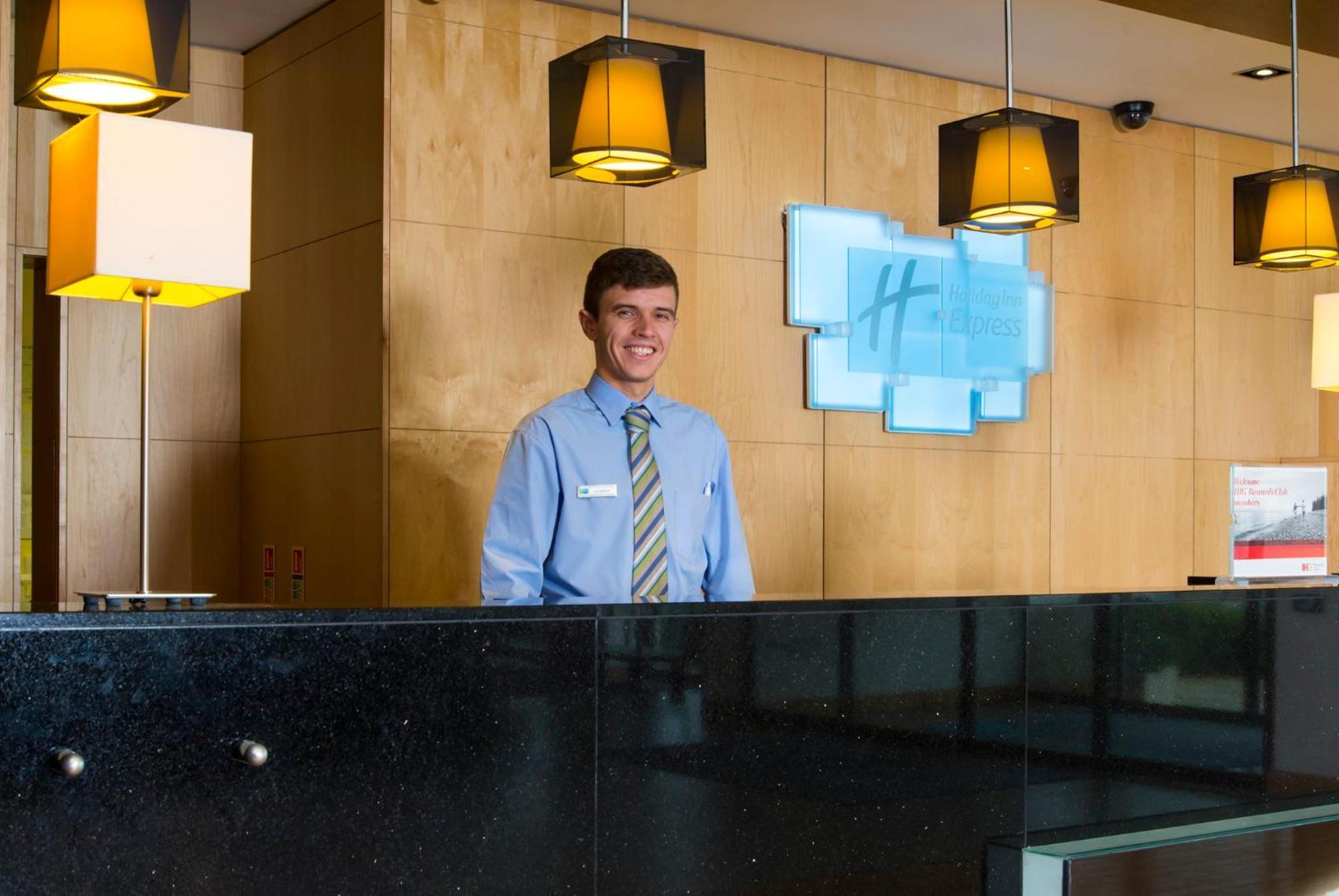 Holiday Inn Express London - Epsom Downs By Ihg Buitenkant foto