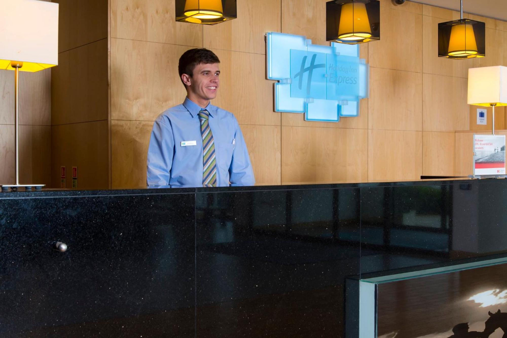 Holiday Inn Express London - Epsom Downs By Ihg Buitenkant foto
